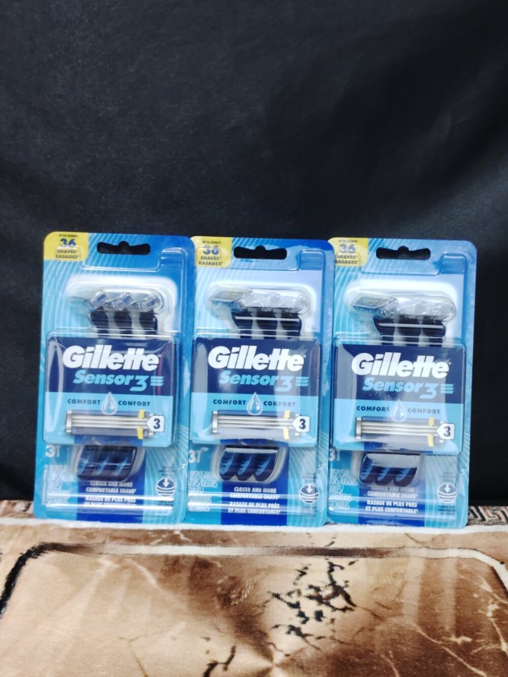 Gillette Sensor3 Men's Disposable Razor, 3.0 Each. - Picture 3 of 4